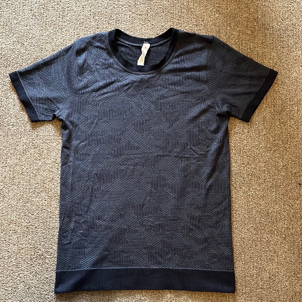 Women’s Lululemon exercise tee